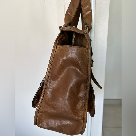 Chloé Bay leather tote bag in a distressed brown color - Picture 6 of 16